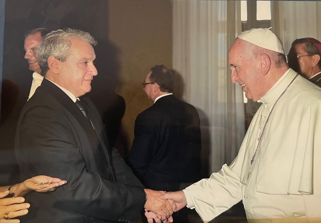 Dr. Federico Casal con el Papa Francisco en el Vaticano